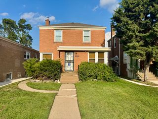 8929 S Paxton Avenue, Chicago, IL 60617