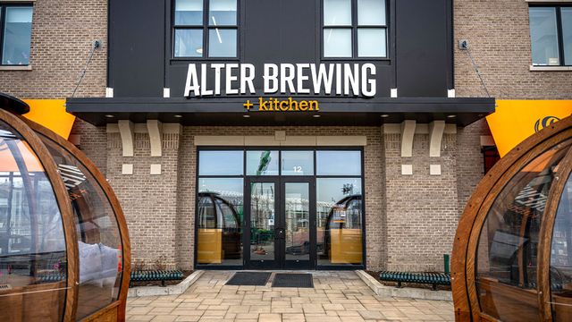 425 Lakeshore Court, St. Charles, IL 60174