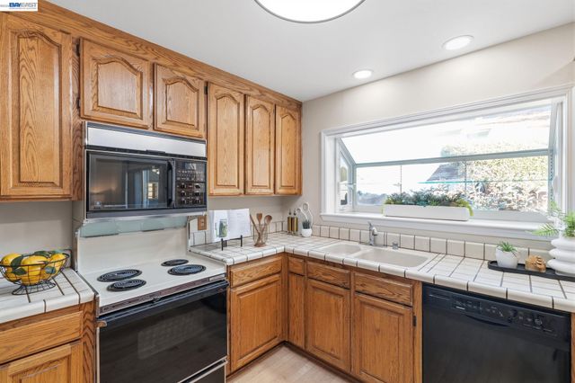 780 Terry Ln, Livermore, CA 94550