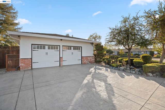 780 Terry Ln, Livermore, CA 94550