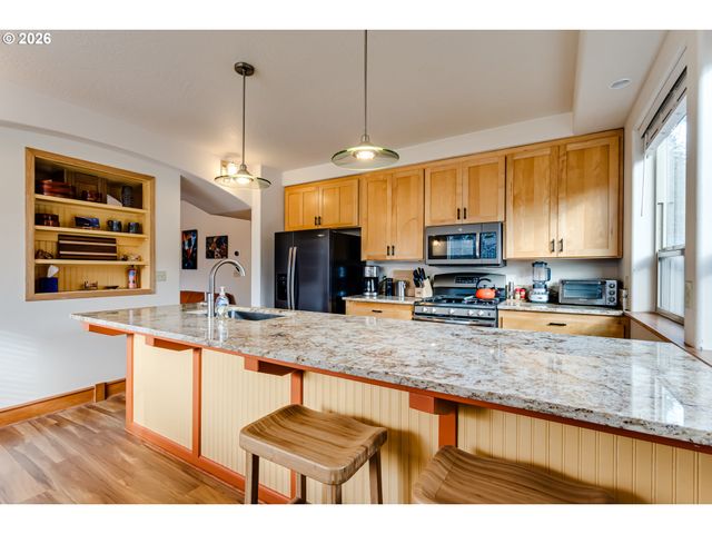 1660 LEATHERWOOD Dr, Eugene, OR 97405