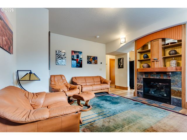 1660 LEATHERWOOD Dr, Eugene, OR 97405