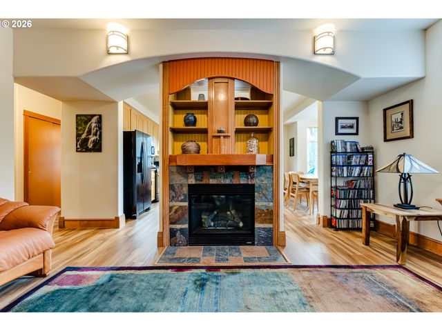 1660 LEATHERWOOD Dr, Eugene, OR 97405