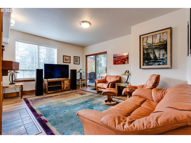 1660 LEATHERWOOD Dr, Eugene, OR 97405