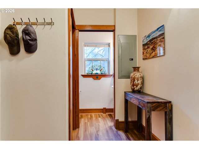 1660 LEATHERWOOD Dr, Eugene, OR 97405