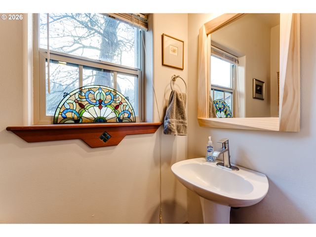 1660 LEATHERWOOD Dr, Eugene, OR 97405