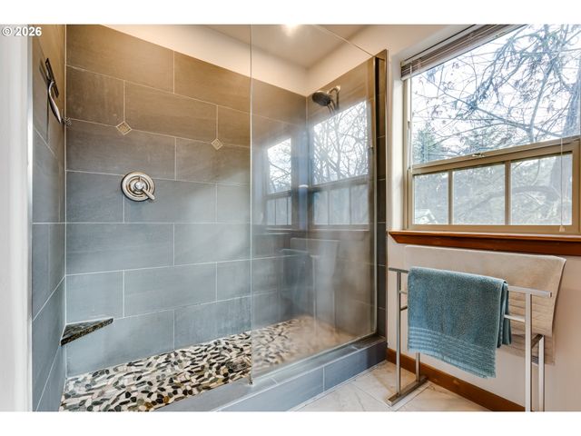 1660 LEATHERWOOD Dr, Eugene, OR 97405