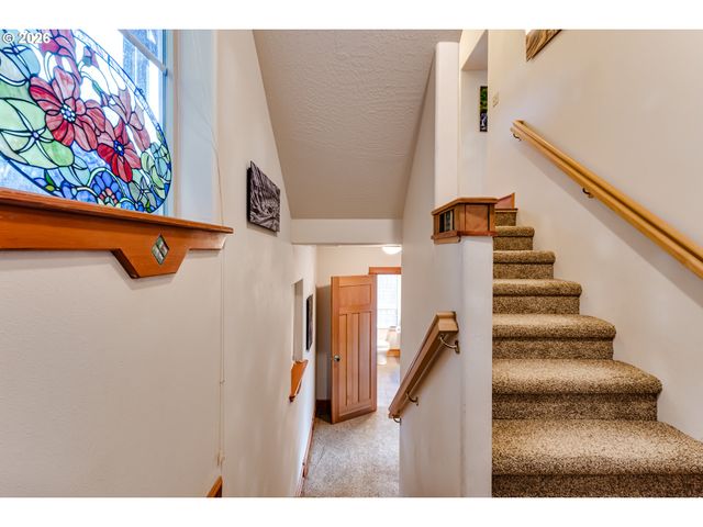 1660 LEATHERWOOD Dr, Eugene, OR 97405