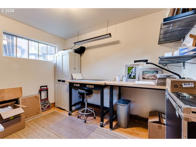 1660 LEATHERWOOD Dr, Eugene, OR 97405