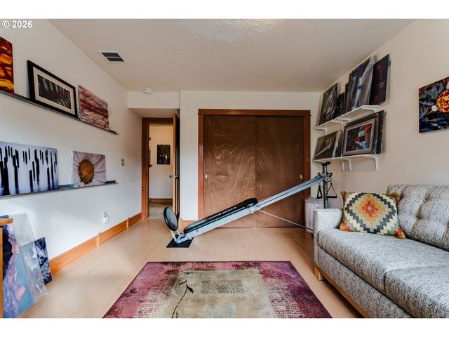 1660 LEATHERWOOD Dr, Eugene, OR 97405