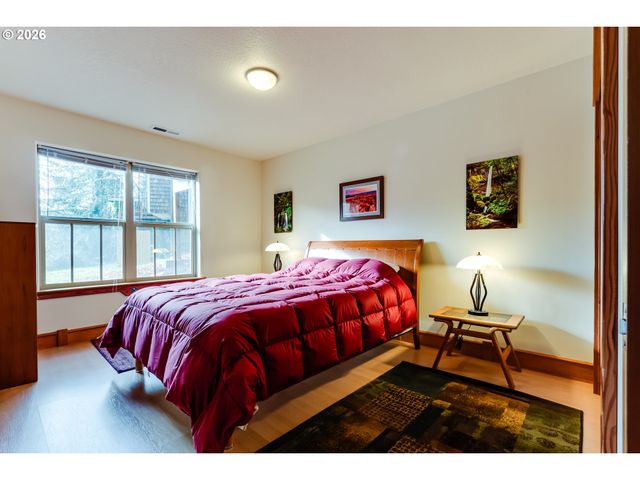 1660 LEATHERWOOD Dr, Eugene, OR 97405