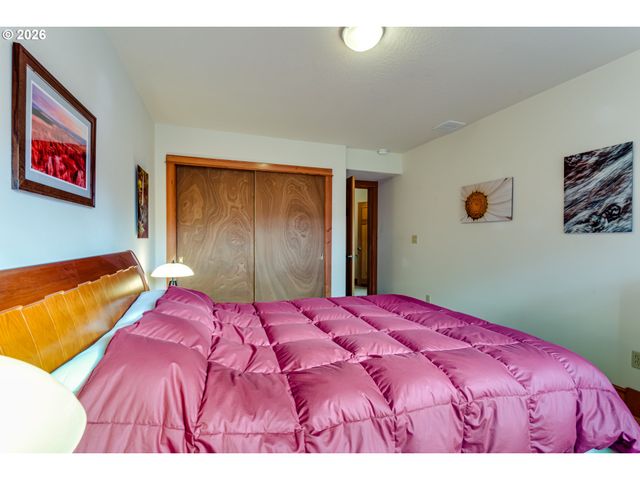 1660 LEATHERWOOD Dr, Eugene, OR 97405