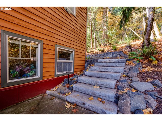 1660 LEATHERWOOD Dr, Eugene, OR 97405