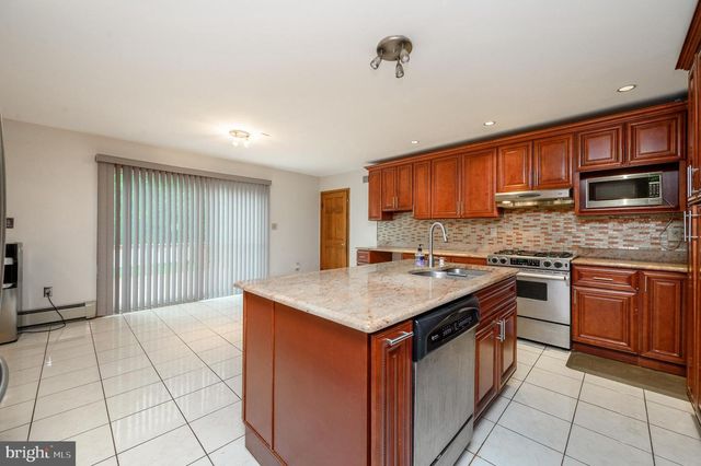 4 DRINKING BROOK RD, Monmouth Junction, NJ 08852