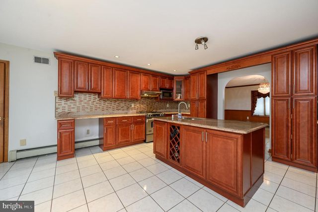 4 DRINKING BROOK RD, Monmouth Junction, NJ 08852