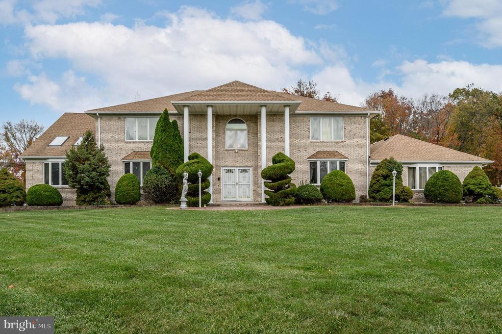 4 DRINKING BROOK RD, Monmouth Junction, NJ 08852