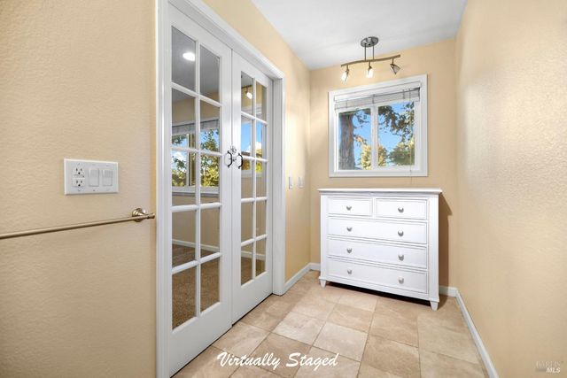 985 Hacienda Cir, Rohnert Park, CA 94928