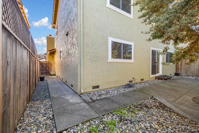 985 Hacienda Cir, Rohnert Park, CA 94928