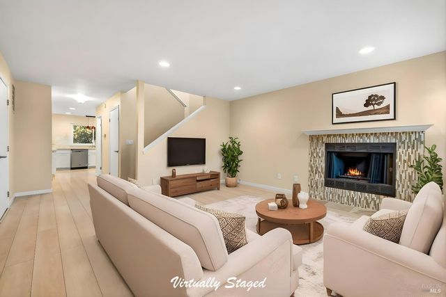 985 Hacienda Cir, Rohnert Park, CA 94928