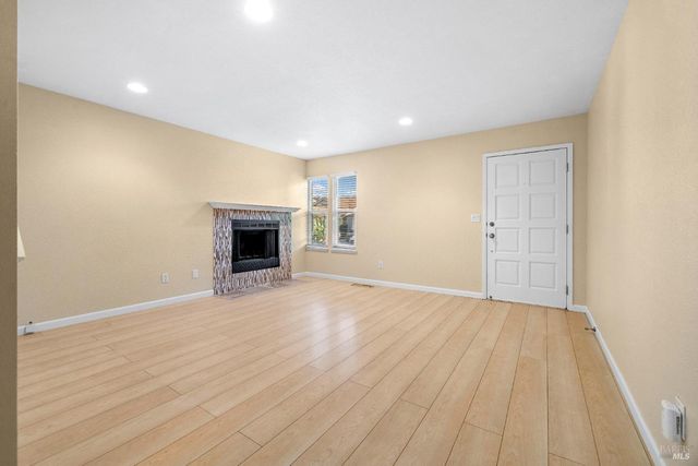 985 Hacienda Cir, Rohnert Park, CA 94928