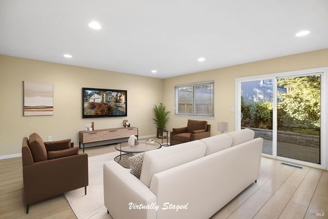 985 Hacienda Cir, Rohnert Park, CA 94928