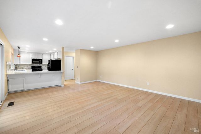 985 Hacienda Cir, Rohnert Park, CA 94928