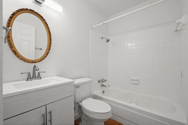 300 E Croslin ST 106, Austin, TX 78752