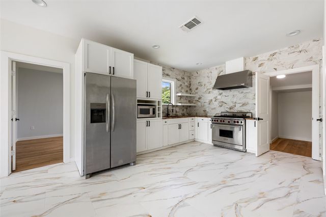 100 W Caskey ST, Florence, TX 76527