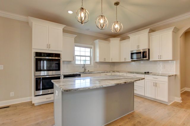 230 Cotoneaster Ln, Clarksville, TN 37043