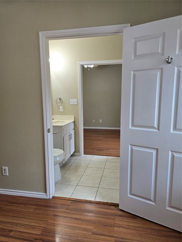 911 Lake Drive, Grand Prairie, TX 75051