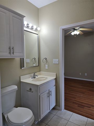 911 Lake Drive, Grand Prairie, TX 75051