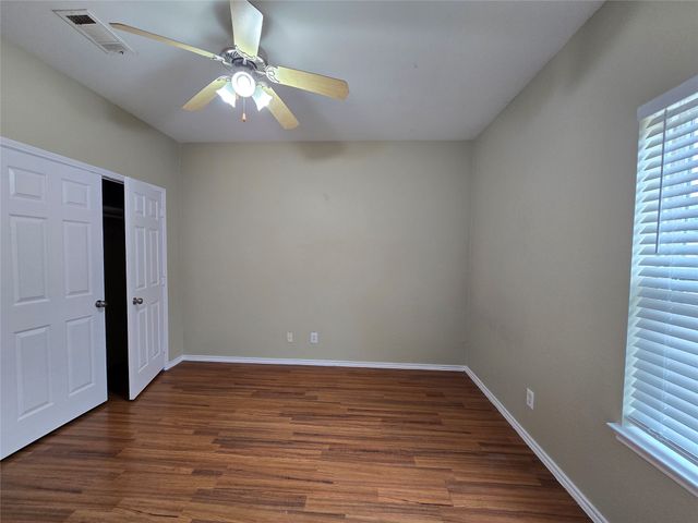 911 Lake Drive, Grand Prairie, TX 75051