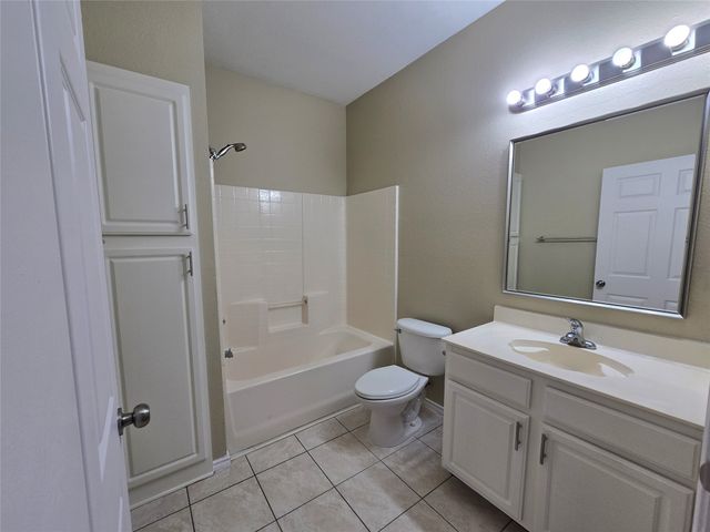 911 Lake Drive, Grand Prairie, TX 75051