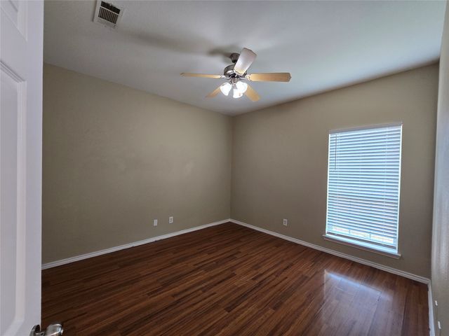911 Lake Drive, Grand Prairie, TX 75051