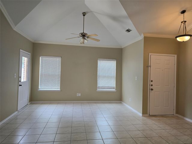 911 Lake Drive, Grand Prairie, TX 75051