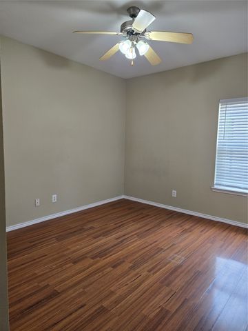 911 Lake Drive, Grand Prairie, TX 75051