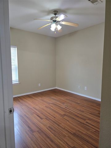 911 Lake Drive, Grand Prairie, TX 75051
