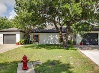 911 Lake Drive, Grand Prairie, TX 75051
