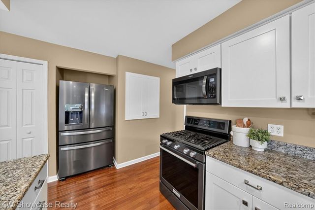 11498 Fox N Hounds Drive, White Lake, MI 48386