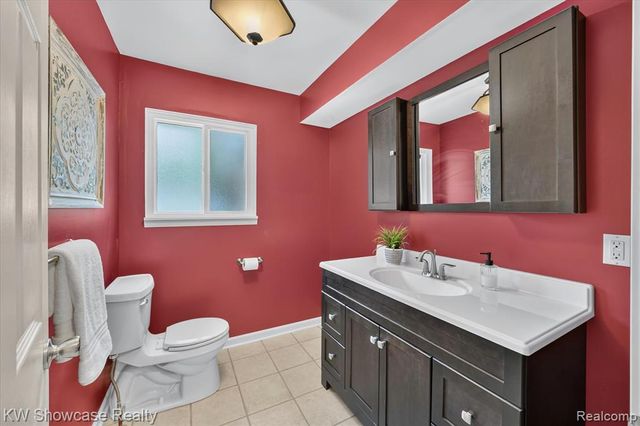 11498 Fox N Hounds Drive, White Lake, MI 48386