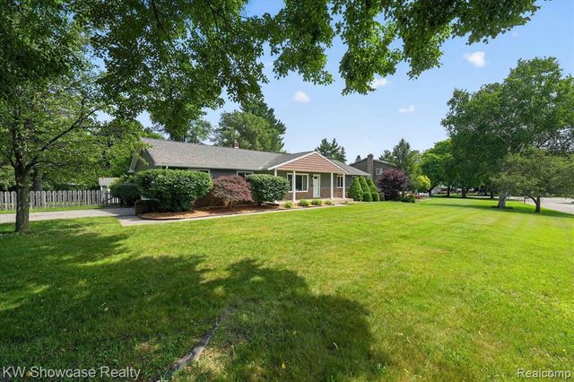 11498 Fox N Hounds Drive, White Lake, MI 48386