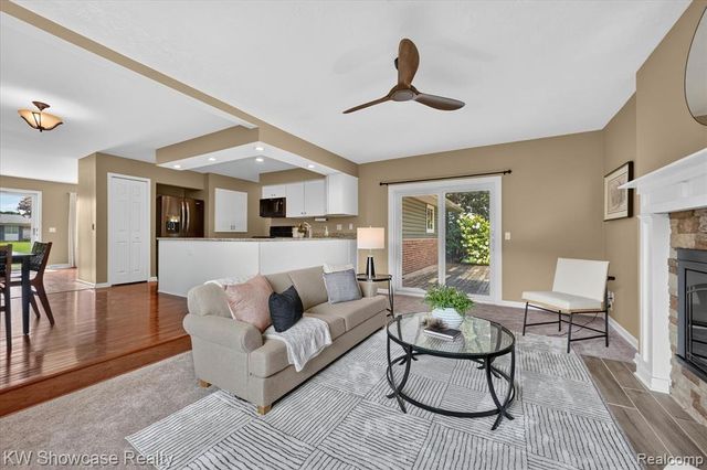 11498 Fox N Hounds Drive, White Lake, MI 48386