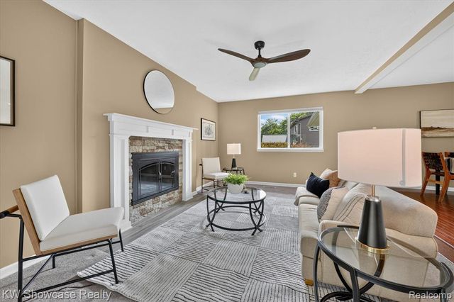 11498 Fox N Hounds Drive, White Lake, MI 48386