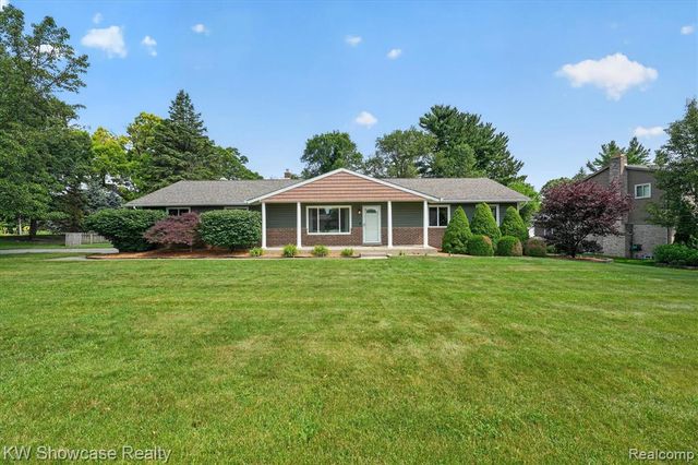11498 Fox N Hounds Drive, White Lake, MI 48386