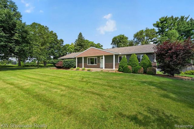 11498 Fox N Hounds Drive, White Lake, MI 48386