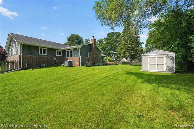 11498 Fox N Hounds Drive, White Lake, MI 48386