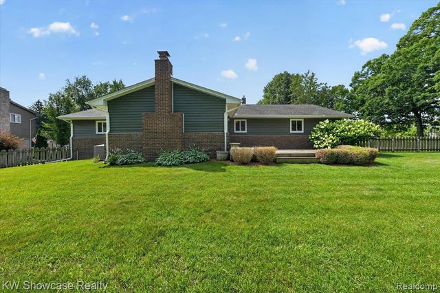 11498 Fox N Hounds Drive, White Lake, MI 48386