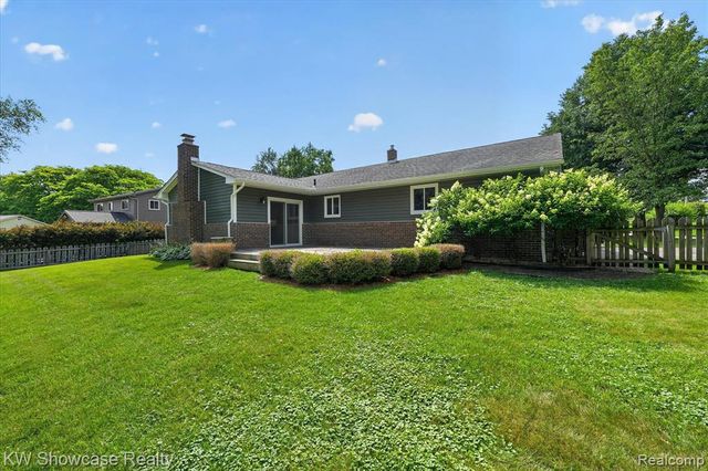 11498 Fox N Hounds Drive, White Lake, MI 48386