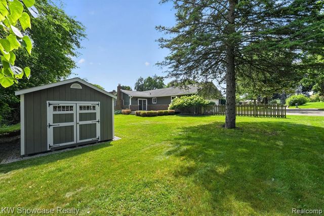 11498 Fox N Hounds Drive, White Lake, MI 48386