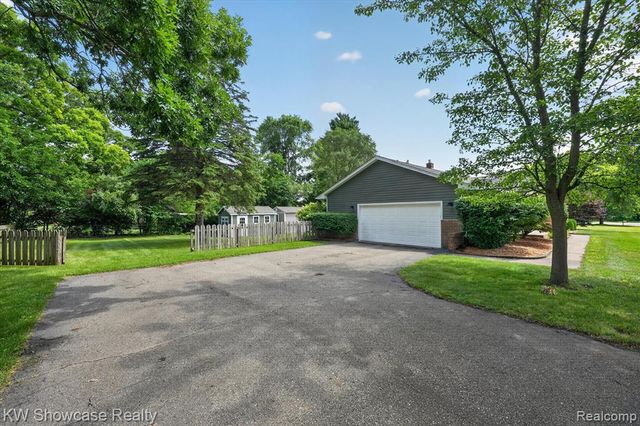 11498 Fox N Hounds Drive, White Lake, MI 48386
